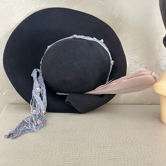 IMPRESSIVE 1940s\' BLACK FELT FOLDED WIDE BRIM HAT + FEATHER + DOTTED VEIL main image 13